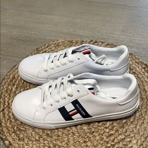 Size 8m woman’s Tommy Hilfiger white tennis shoes